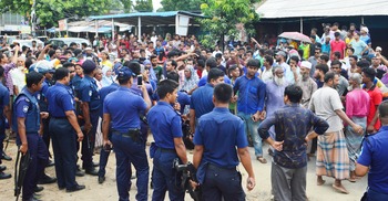 প্রি-পেইড মিটার বন্ধে পল্লী বিদ্যুৎ অফিস ঘেরাও